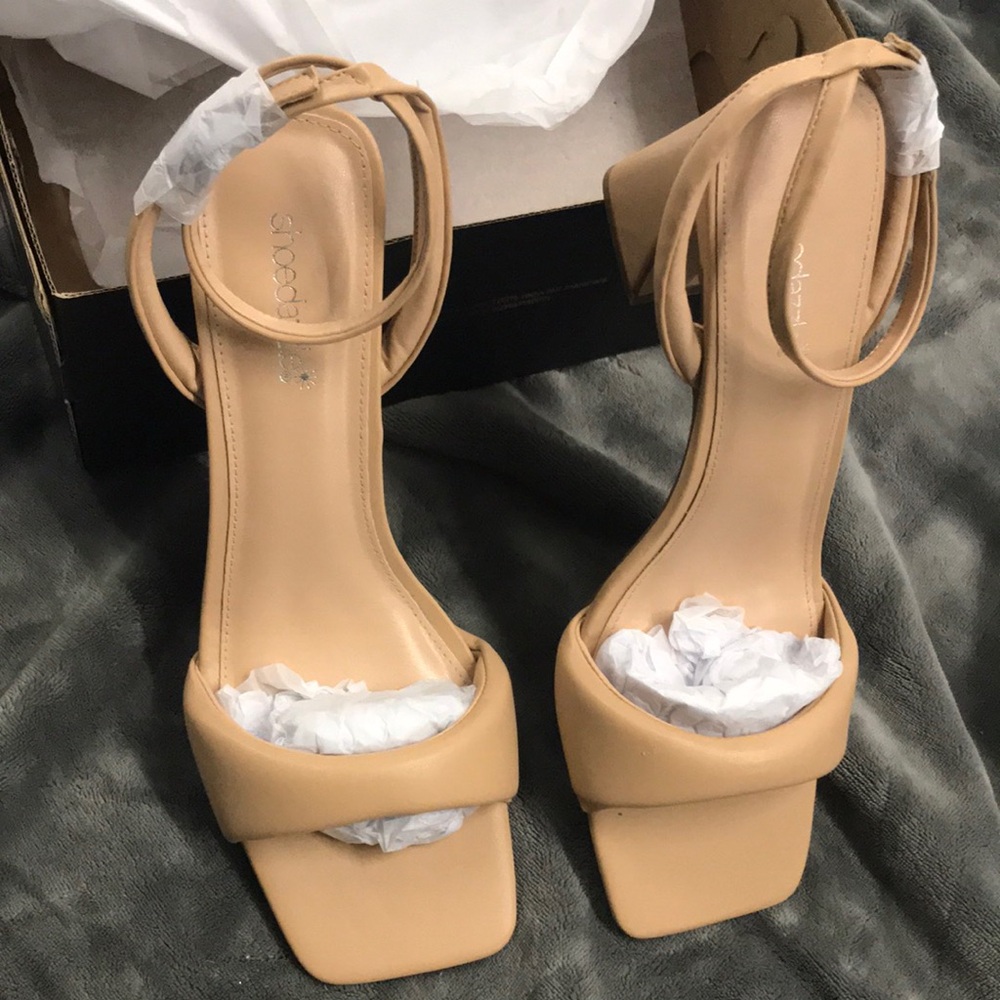 Shoe Dazzle Tan Block Heel Sandals